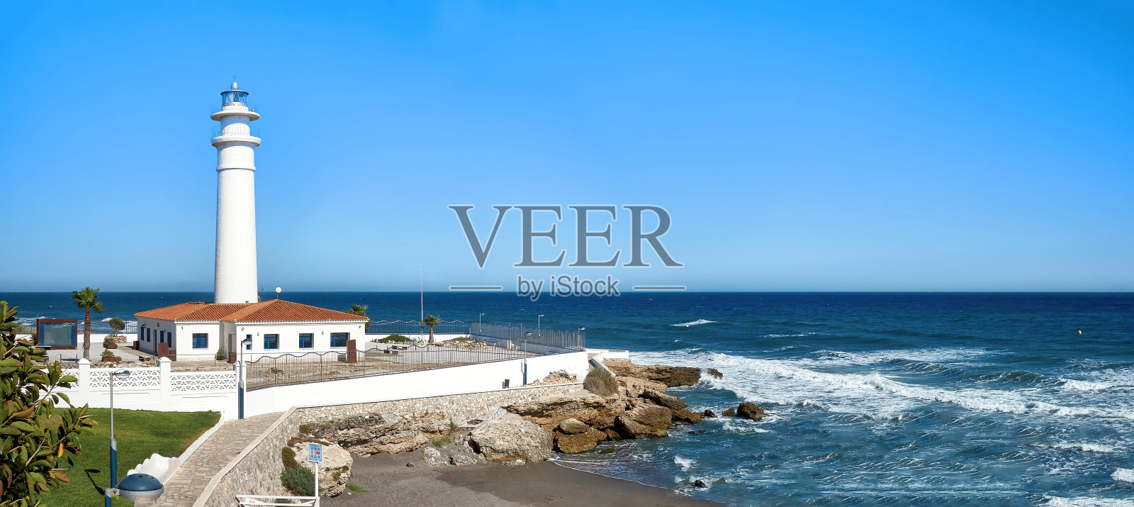 地中海沿岸美丽的灯塔照片摄影图片