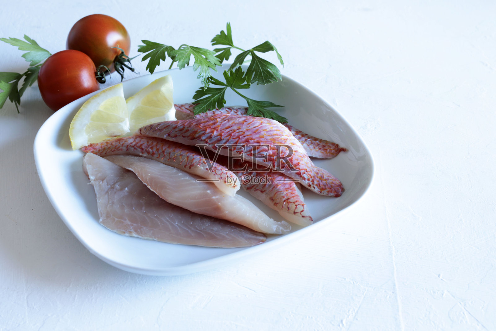 鲂鱼鱼片。照片摄影图片