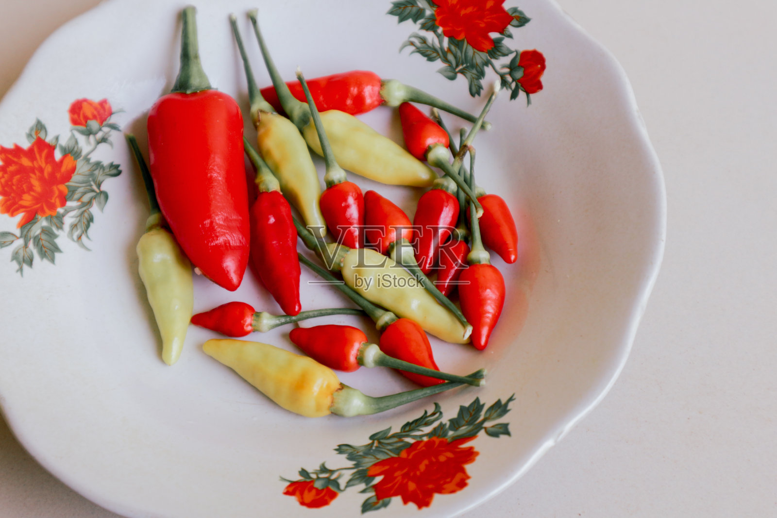 白盘子上放辣椒照片摄影图片