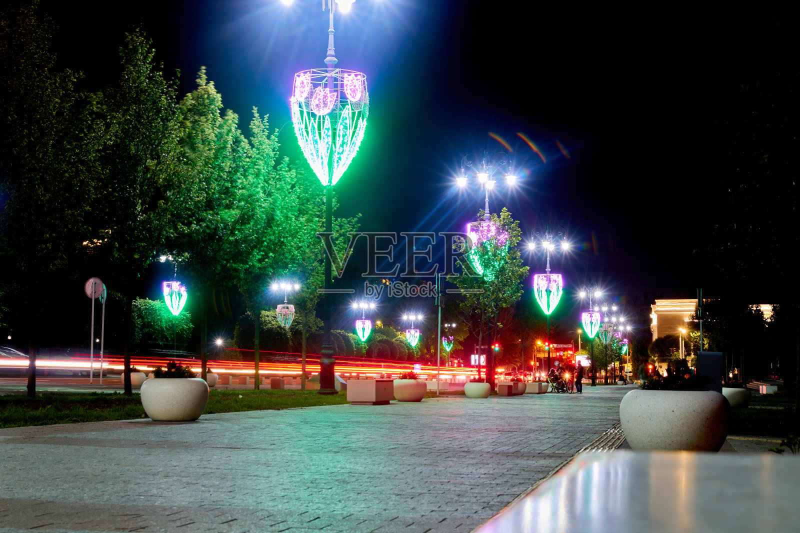 夜市的街道被灯笼照亮，装饰着照明照片摄影图片