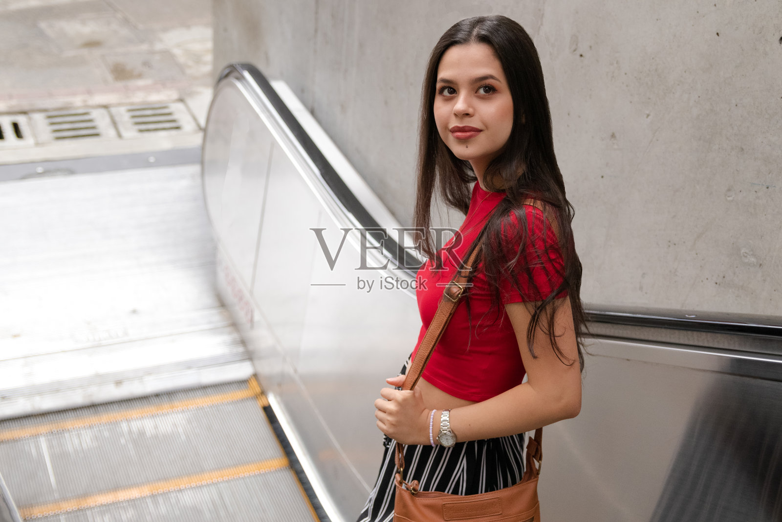 电梯上的拉丁女孩照片摄影图片