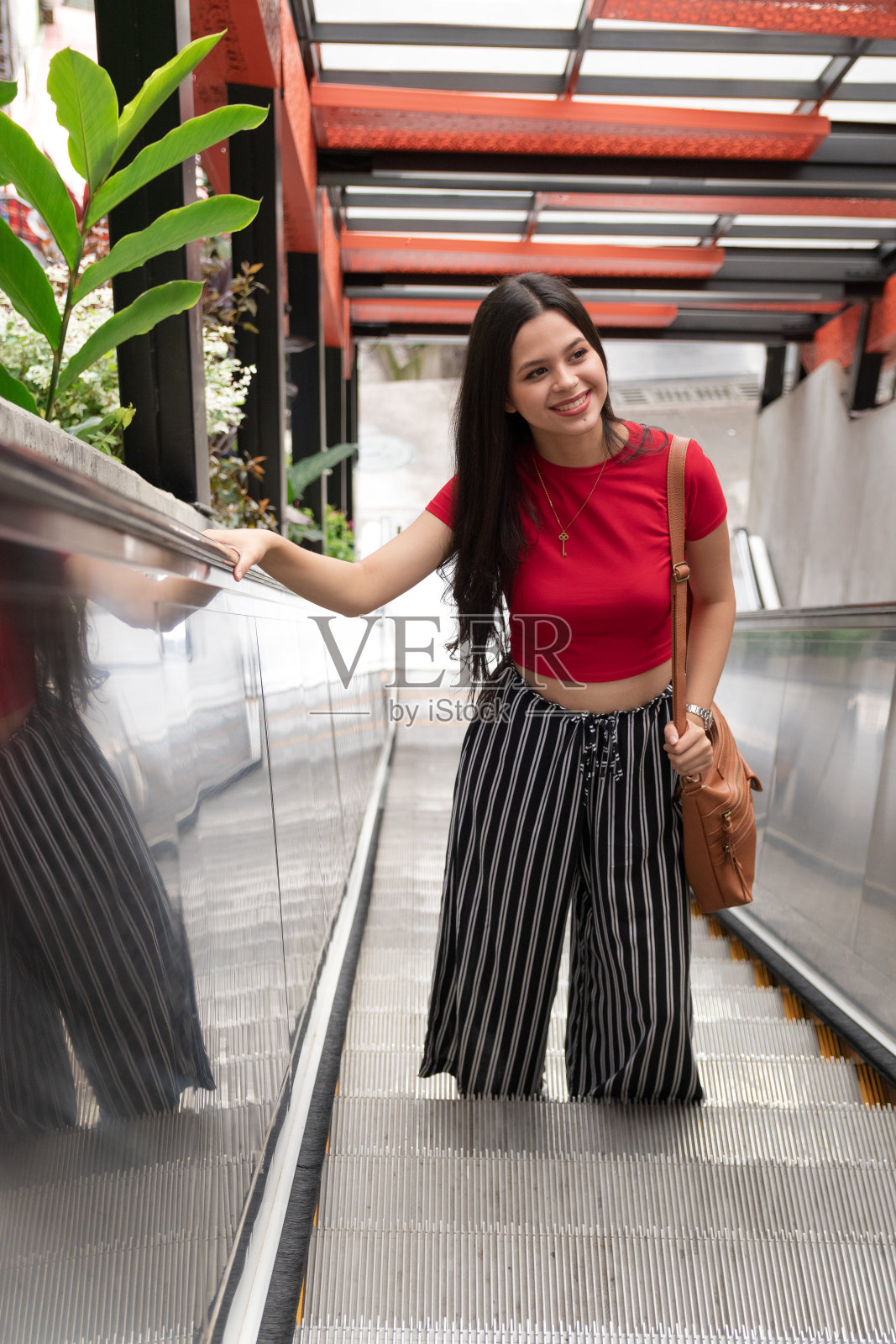 电梯上的拉丁女孩照片摄影图片