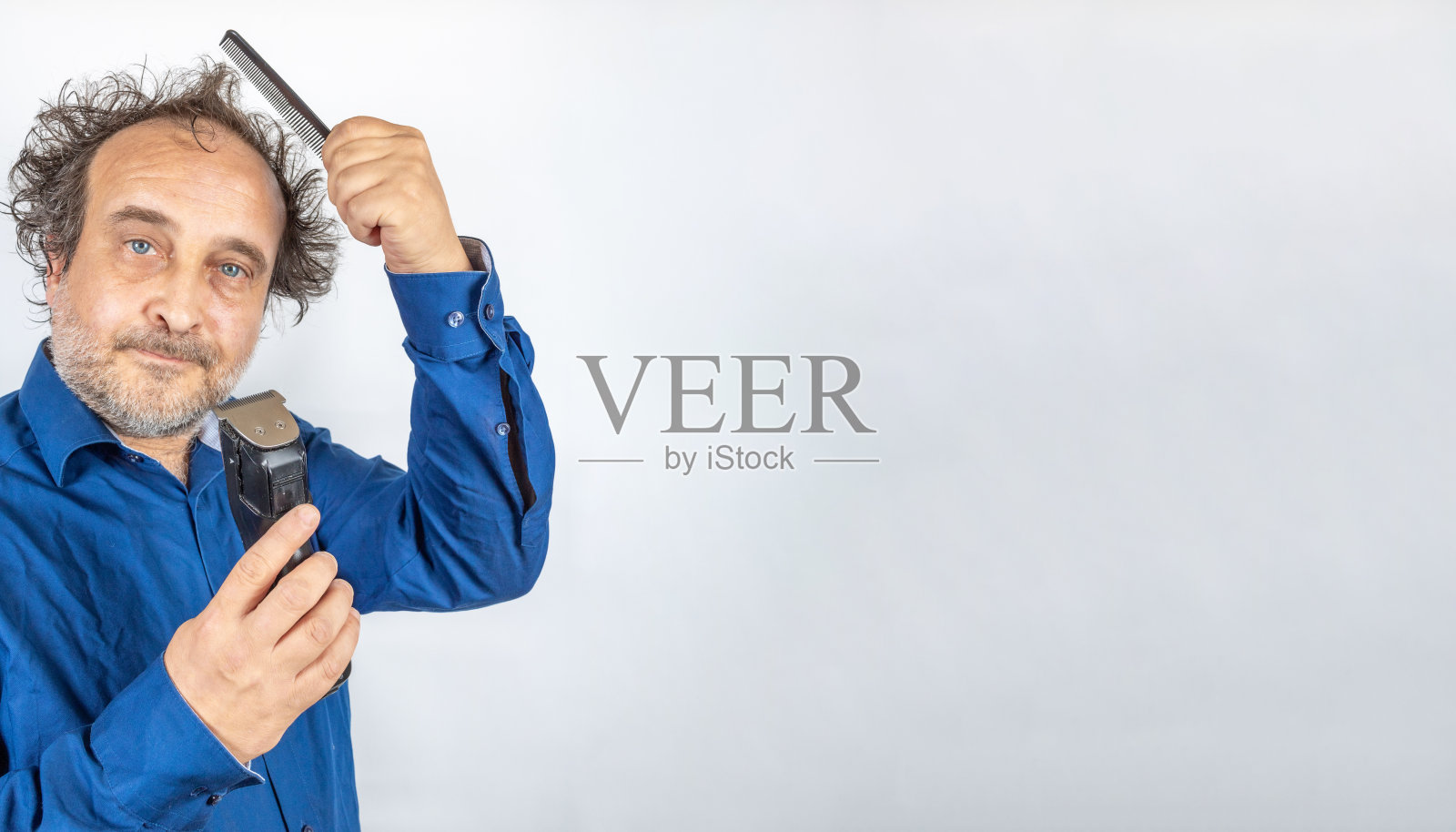 发型很糟糕的滑稽男人照片摄影图片