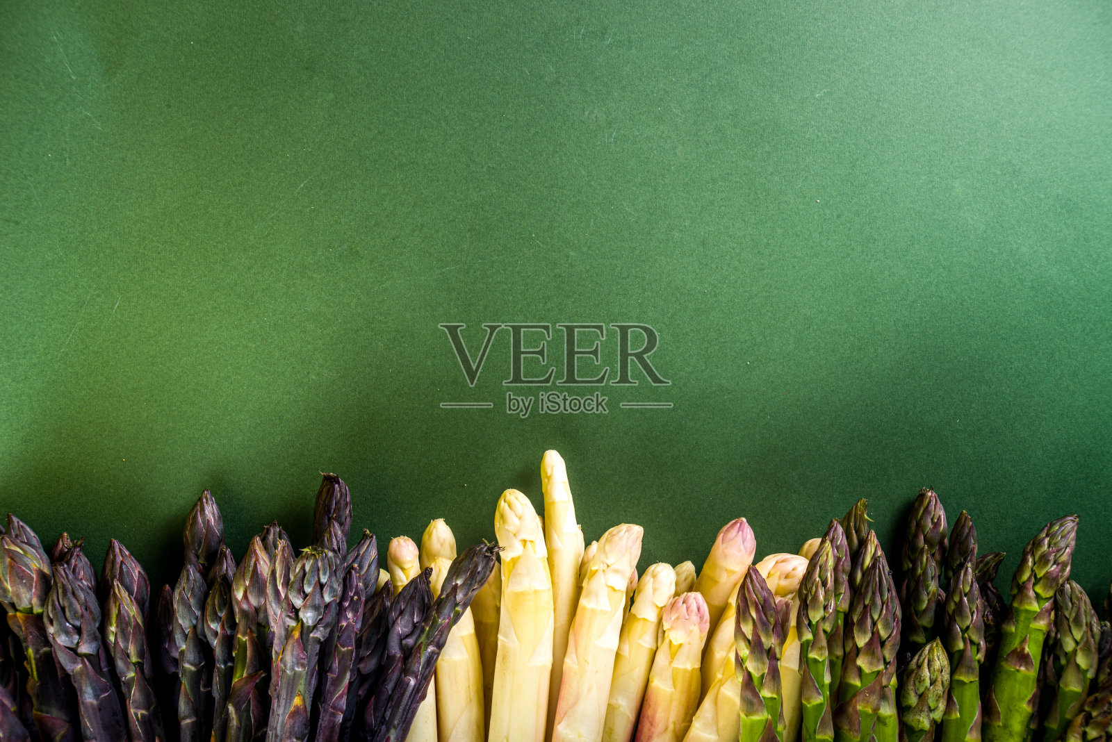 新鲜生芦笋束照片摄影图片