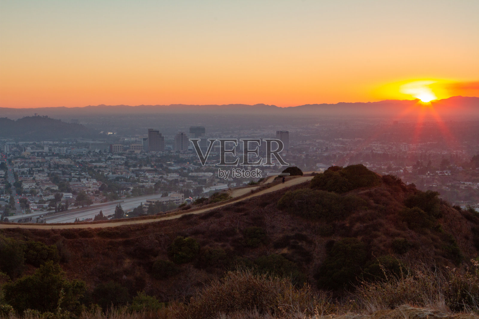 徒步穿越134号高速公路与格伦代尔和日落照片摄影图片