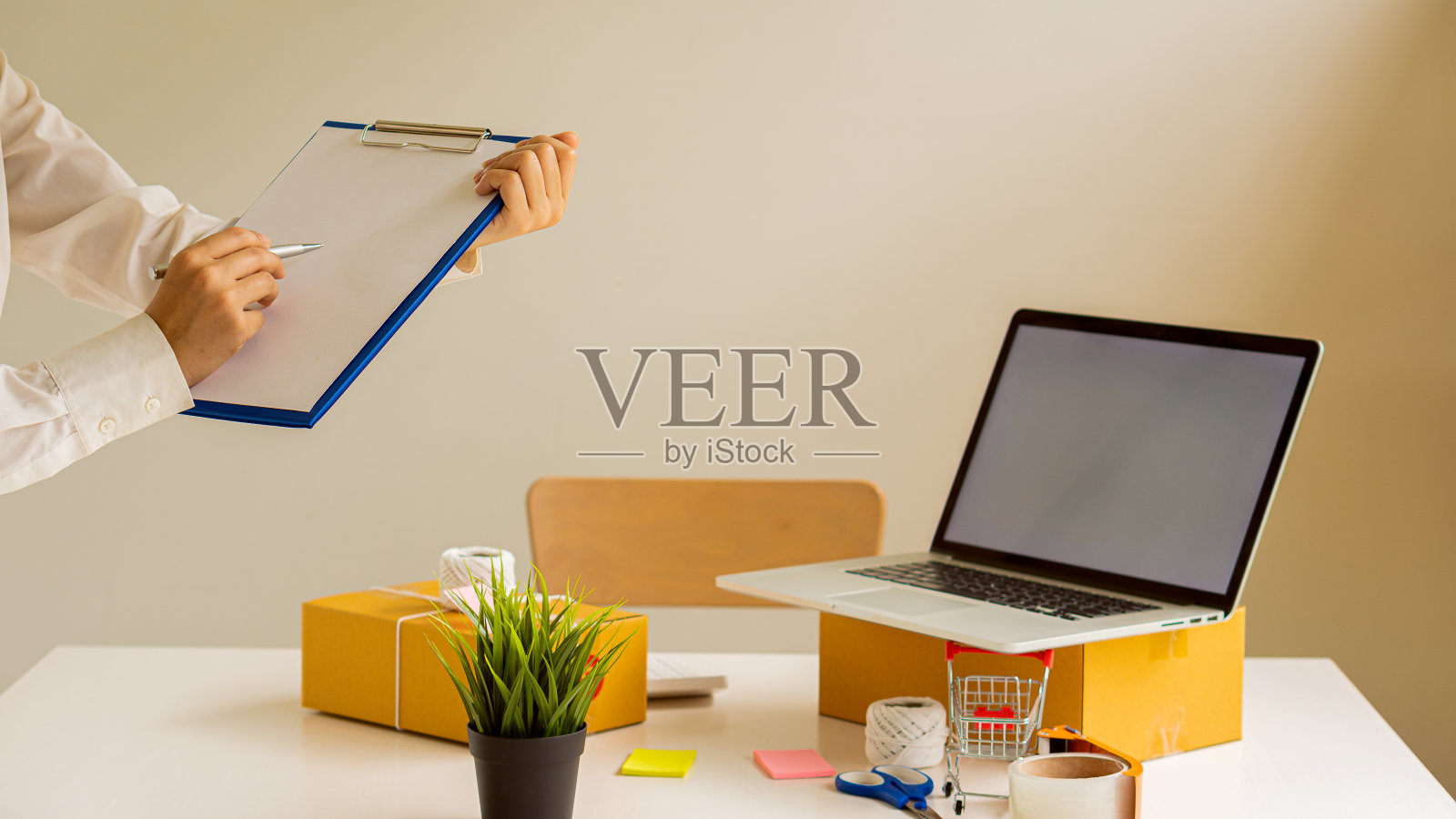 创业，中小企业企业家，自由职业，一个年轻女性在家工作的肖像，盒子，智能手机，笔记本电脑，在线销售，市场营销，包装，中小企业，电子商务和交付概念。照片摄影图片