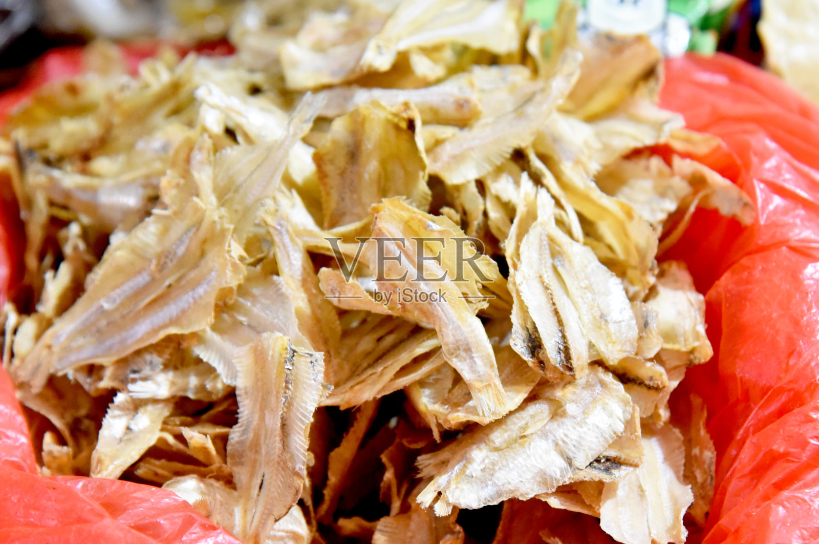 传统市场上出售的咸鱼干照片摄影图片