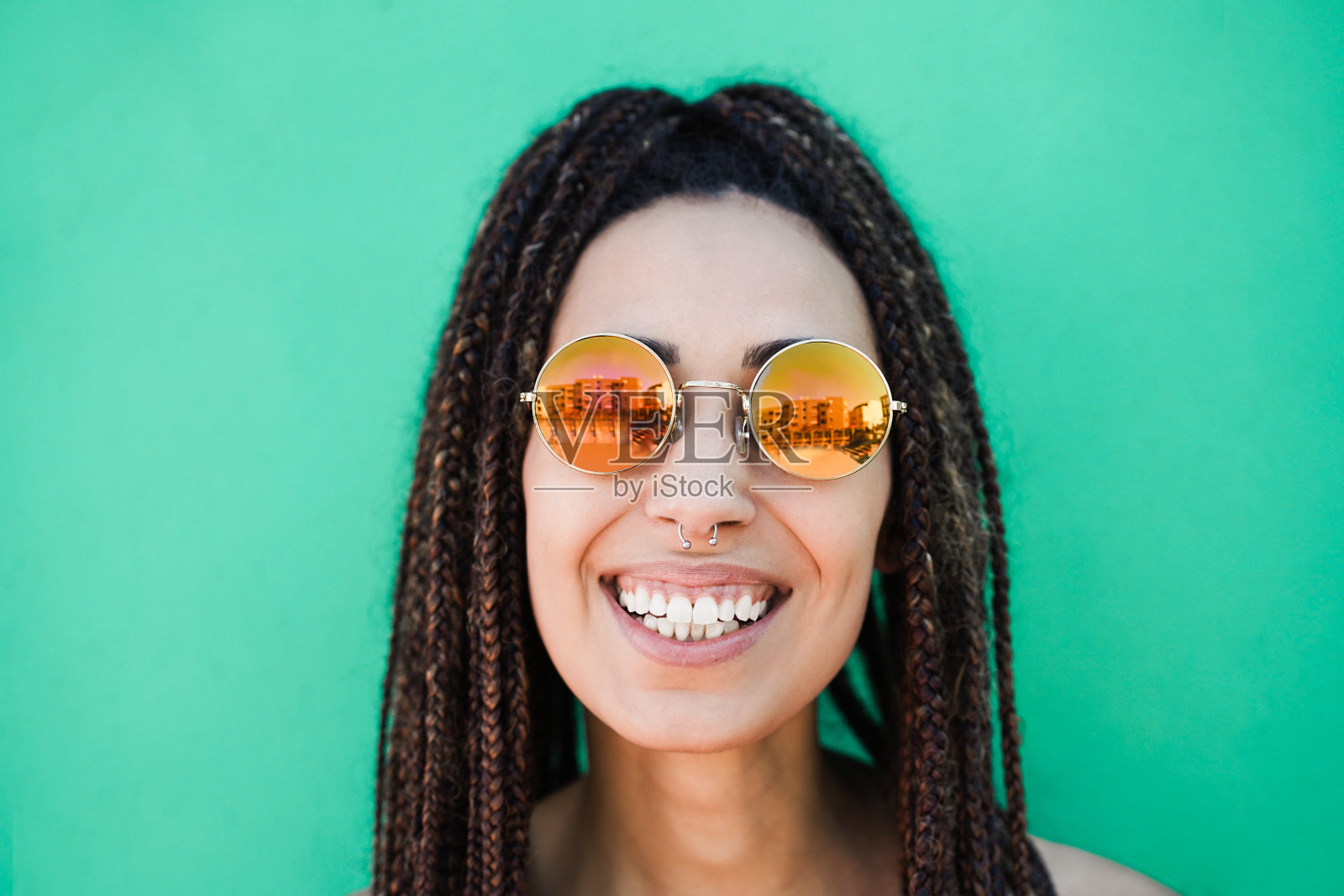 暑假里年轻的波西米亚女人在户外看相机-专注于脸照片摄影图片