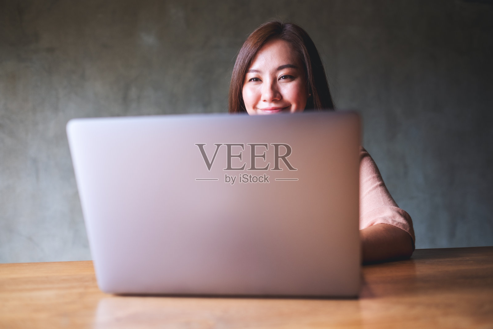 一个美丽的年轻亚洲女人使用和工作在笔记本电脑照片摄影图片