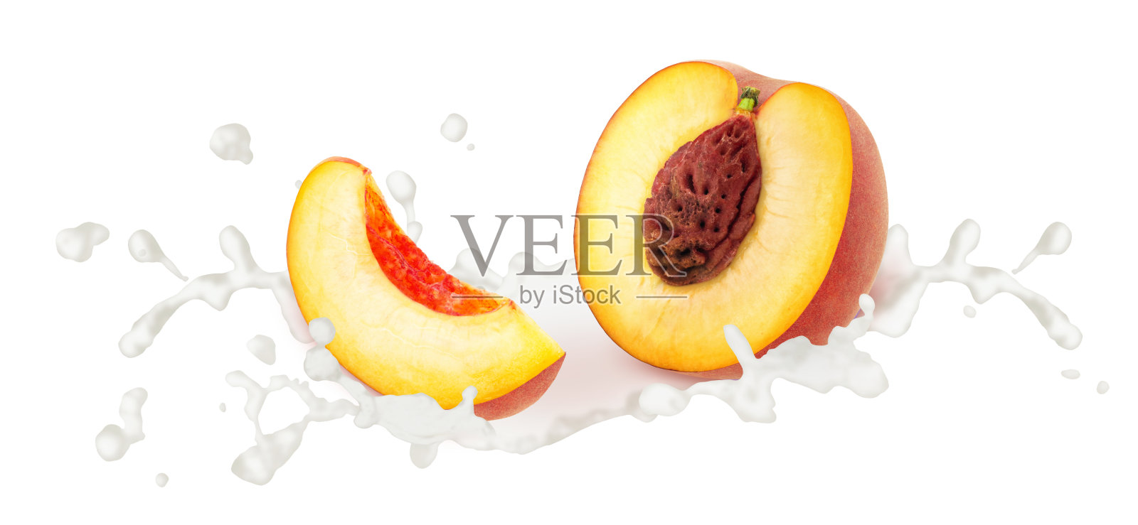 切开的桃子在牛奶飞溅孤立的白色背景。照片摄影图片