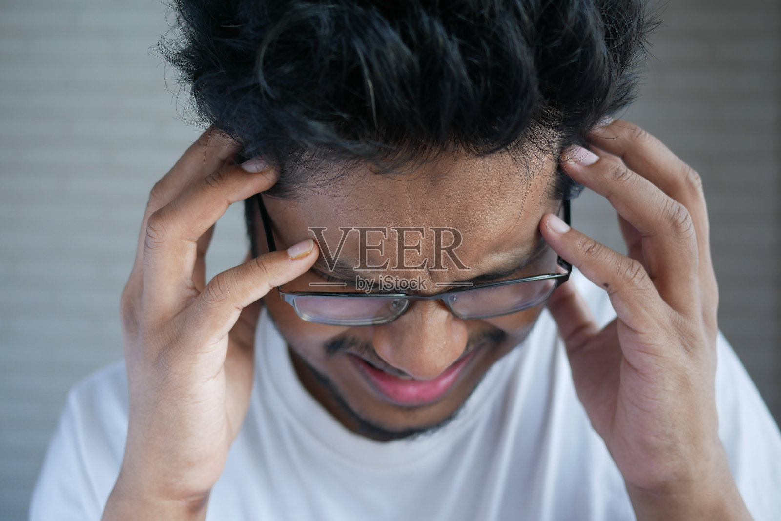 年轻人头痛，特写照片摄影图片