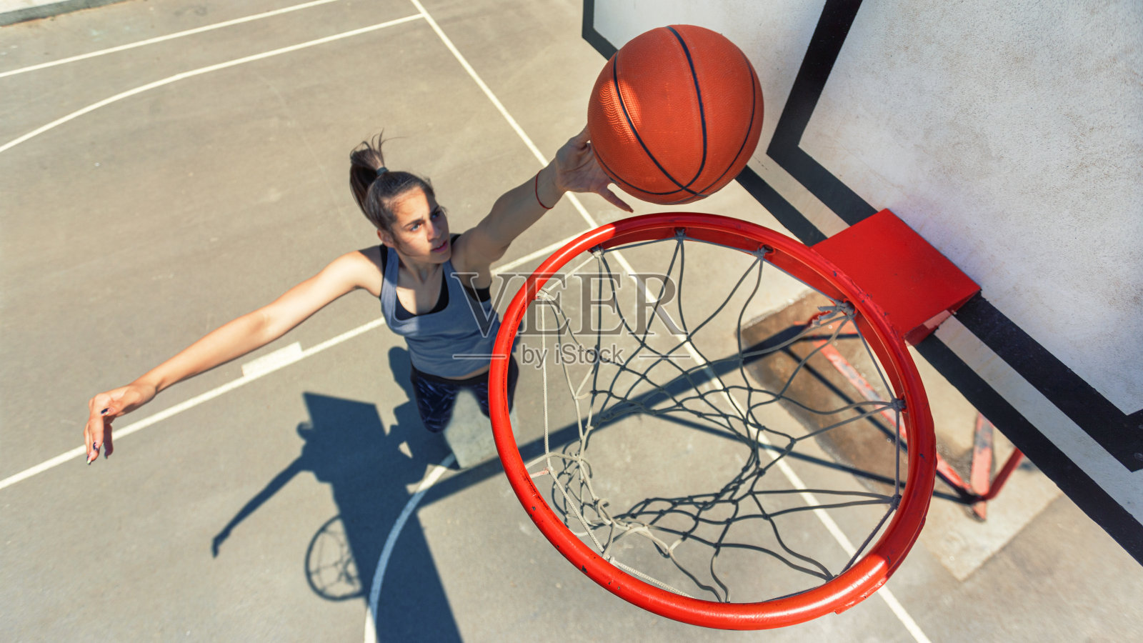 朋友们在一个阳光明媚的日子打篮球照片摄影图片