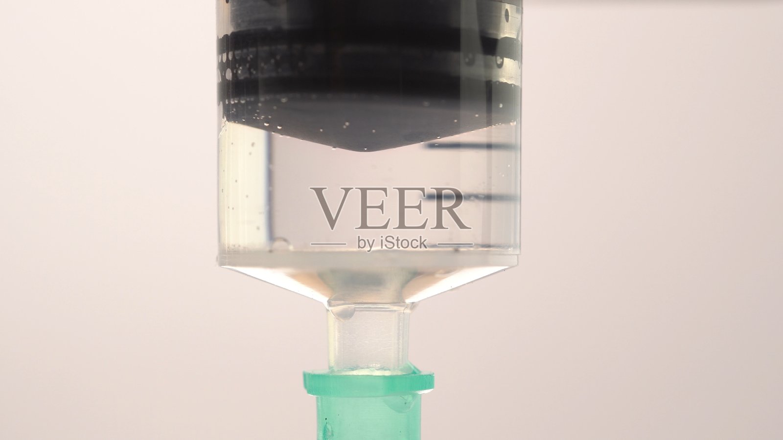 给注射器注射疫苗使用无菌医用针筒和冠状病毒疫苗注射给药。照片摄影图片