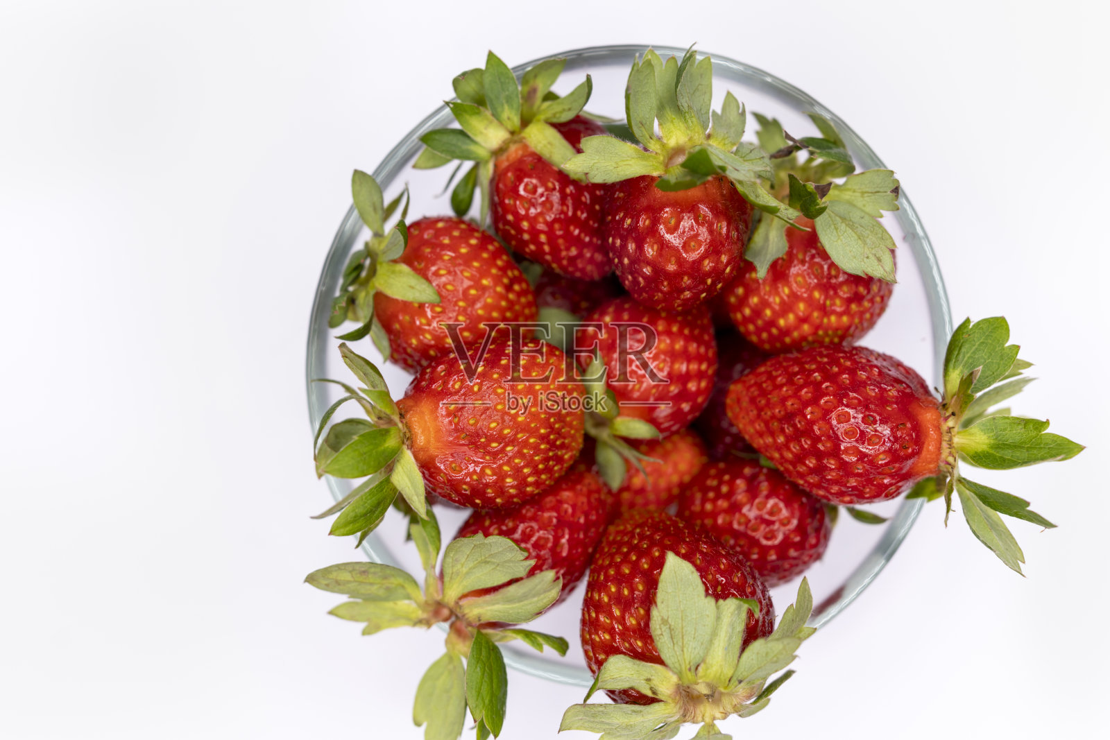 玻璃盘子里装着熟透的红草莓。一条有红浆果的横幅照片摄影图片