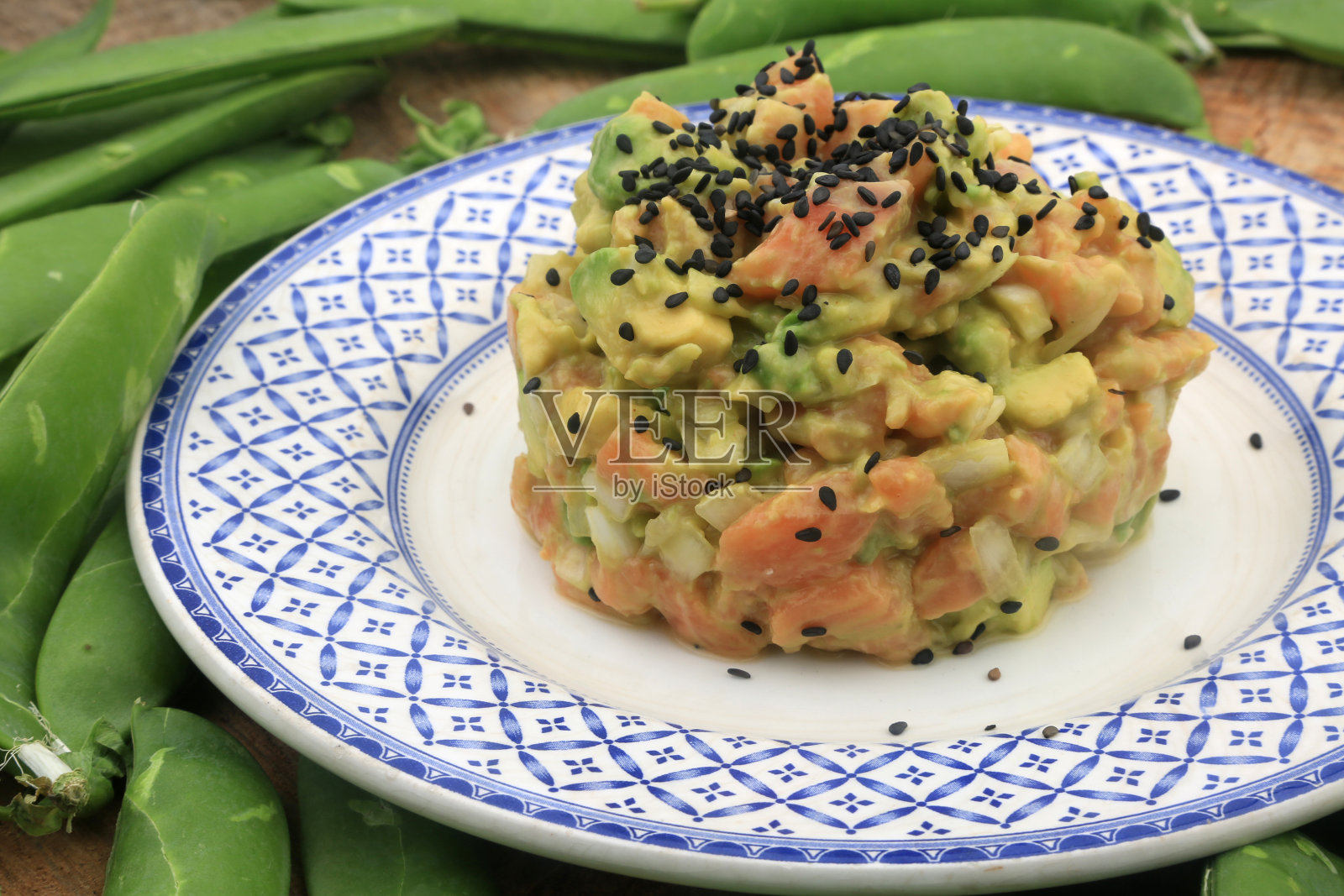 三文鱼和鳄梨塔塔可以吃了照片摄影图片