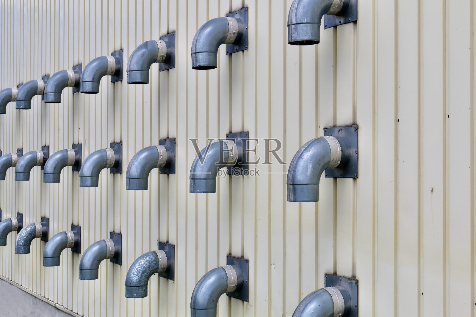 有许多管道的墙照片摄影图片