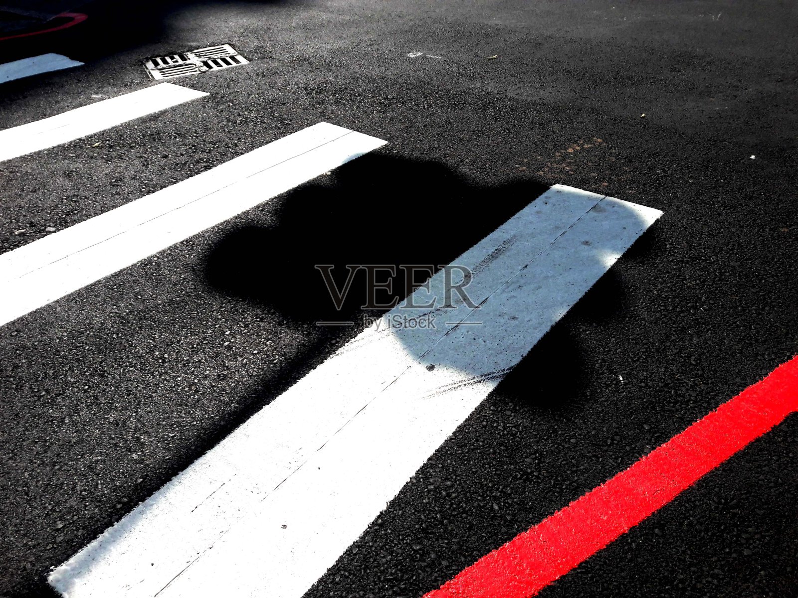 沥青路面有标记线白色条纹纹理。斑马线、人行横道在柏油路上照片摄影图片