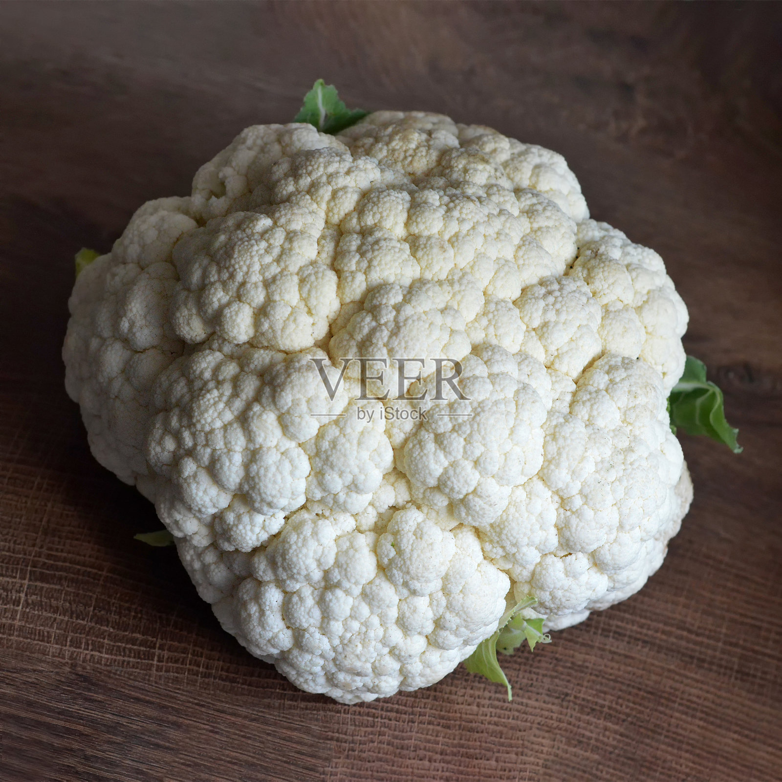 木质背景上的新鲜花椰菜照片摄影图片