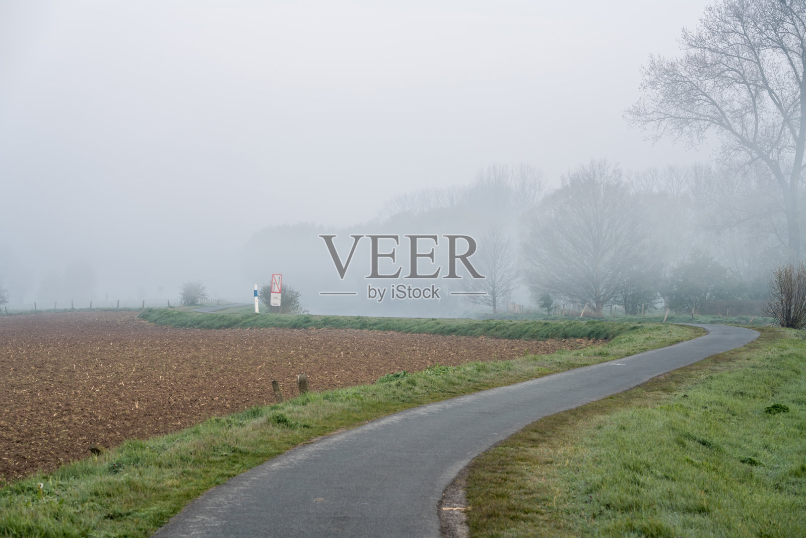 沿着河边的自行车道照片摄影图片