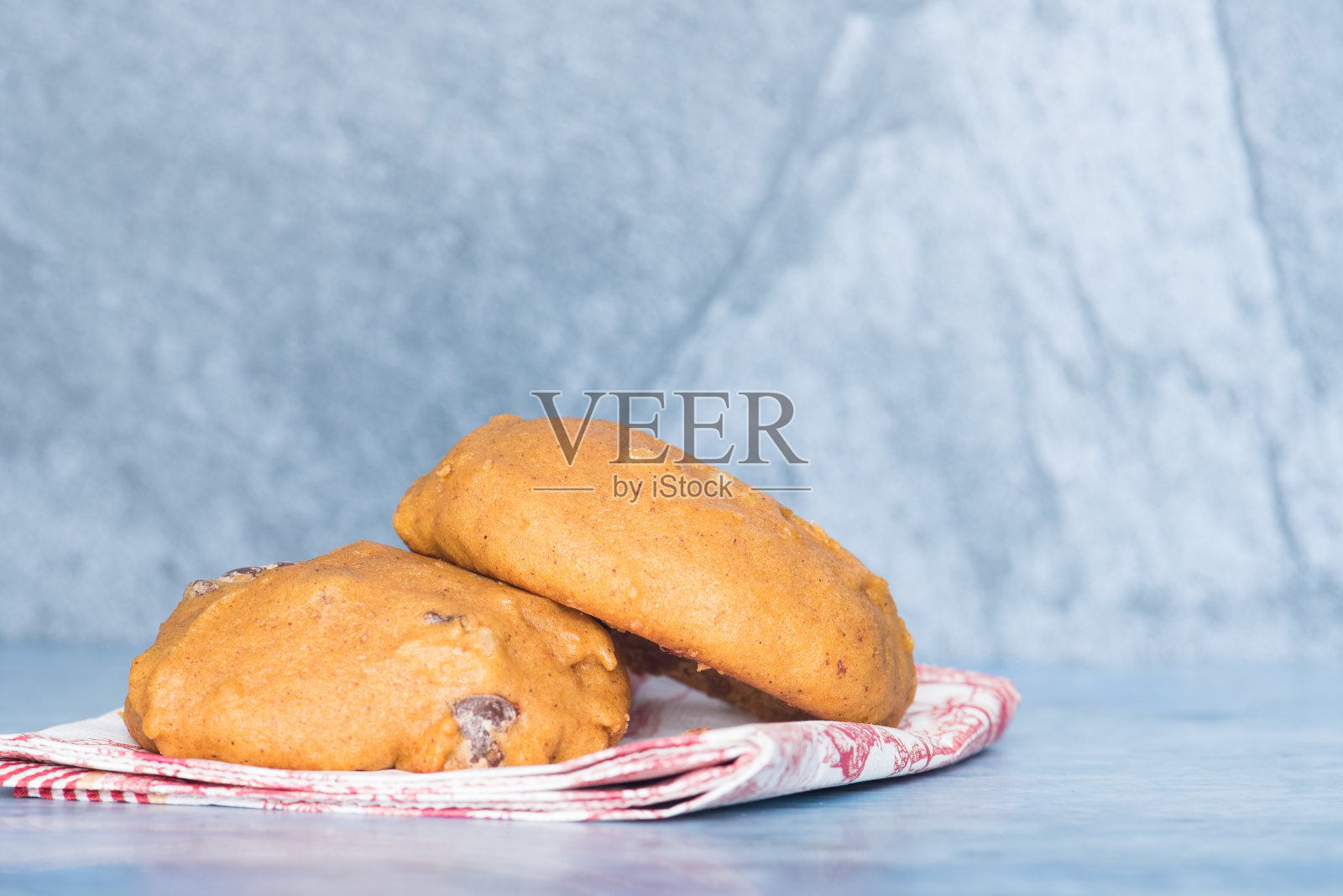 餐巾上的新鲜饼干照片摄影图片