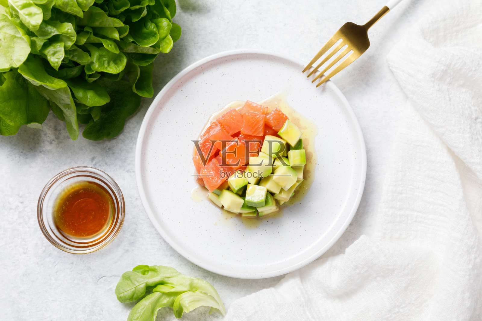 三文鱼鳄梨鞑靼在白色的石头桌子的背景。照片摄影图片