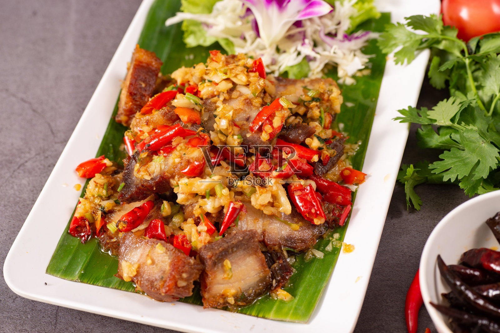 辣椒蒜炒猪肉照片摄影图片