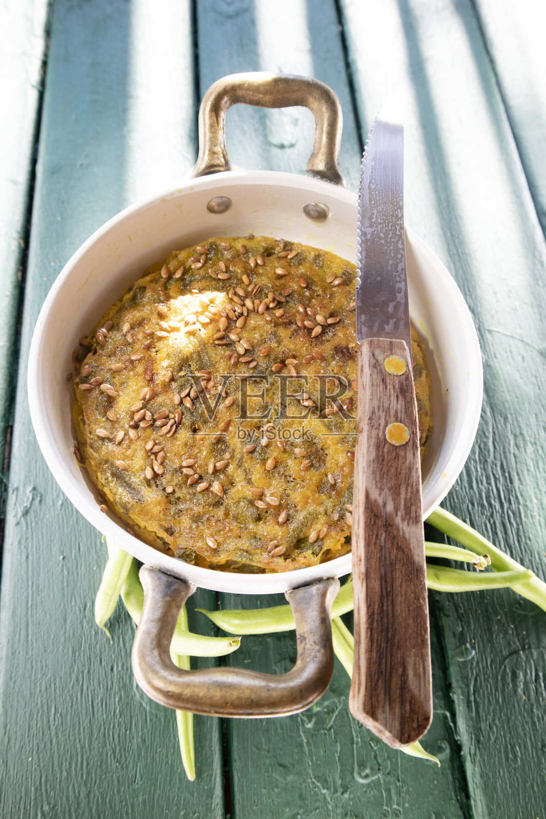 鹰嘴豆粉和青豆的素食美味派照片摄影图片