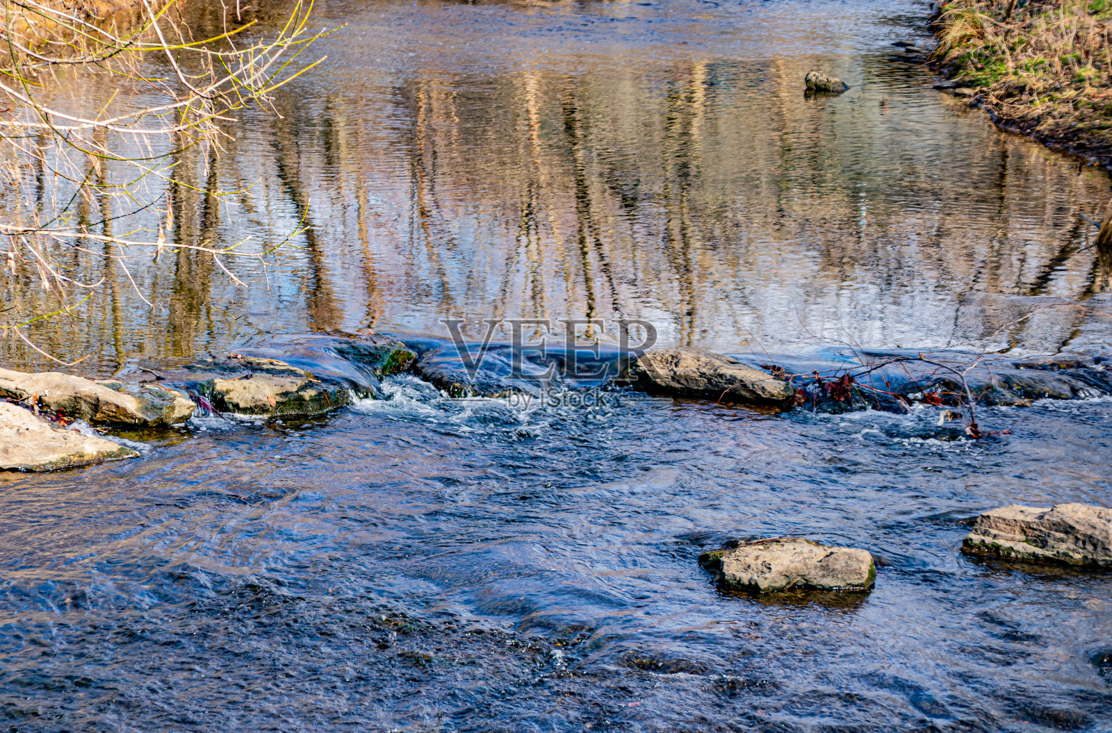 蓝色的溪水流过岩石照片摄影图片