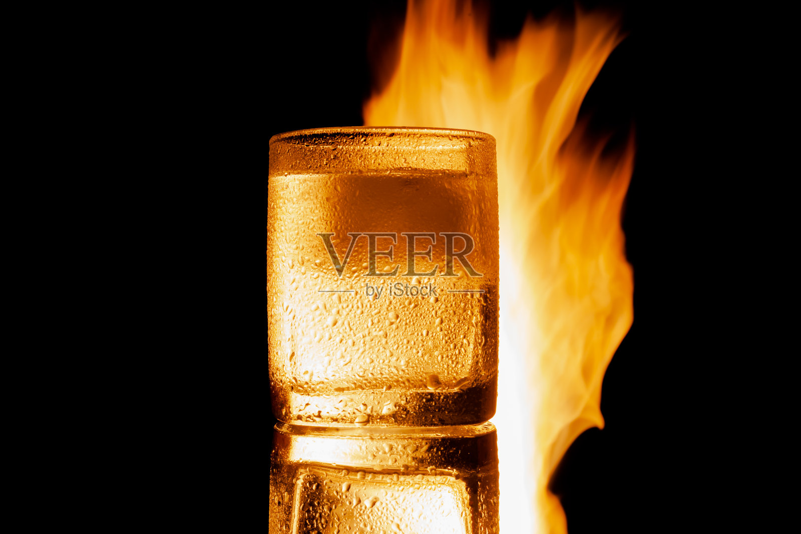 在一个黑色的背景上，一个孤立的出汗的水杯照片摄影图片