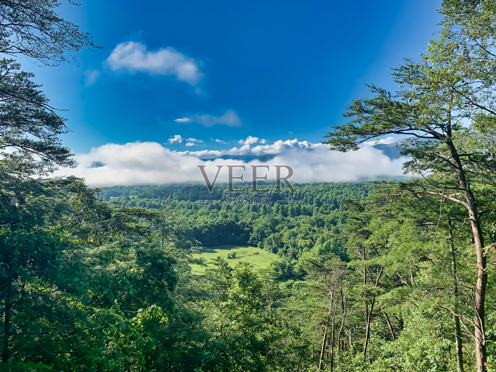 烟雾缭绕的山峰幸福照片摄影图片