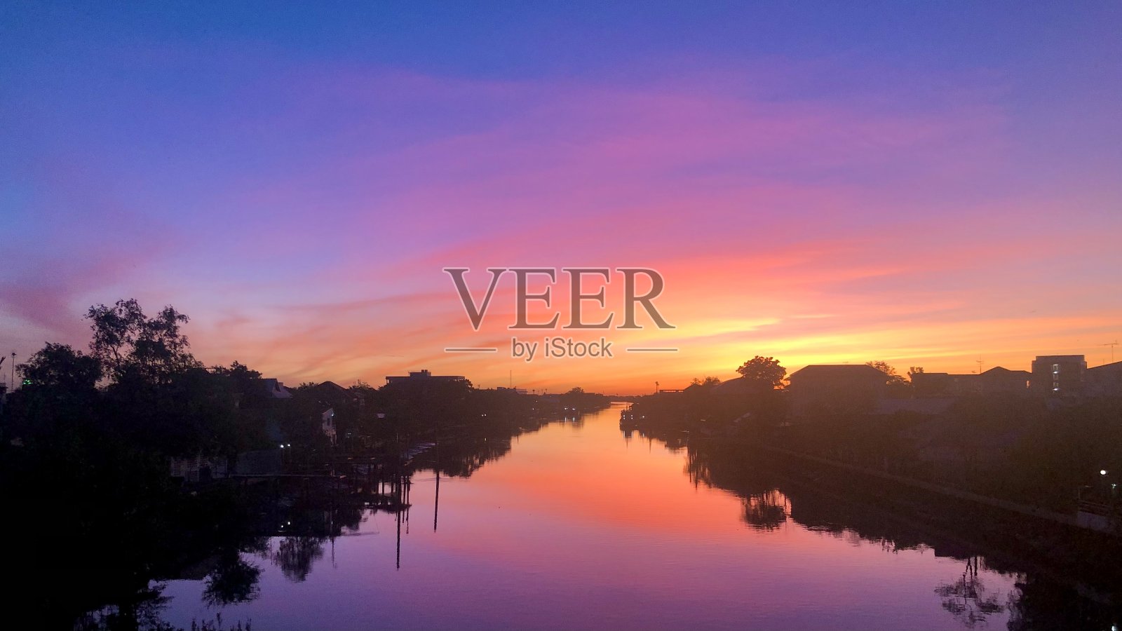 清晨太阳从河上升起，鸟瞰照片摄影图片