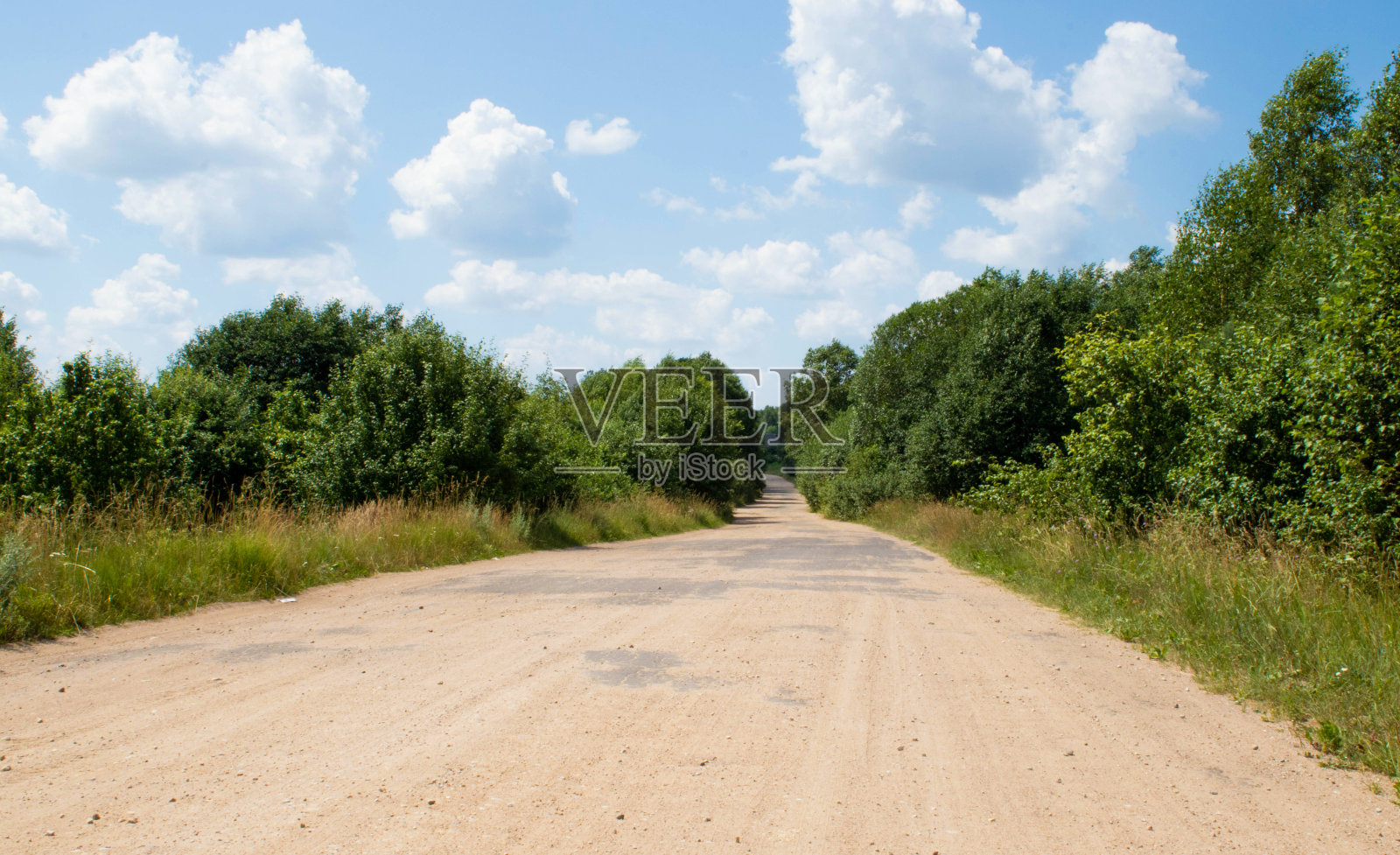风景优美的乡村道路，一棵树和厚重的云照片摄影图片
