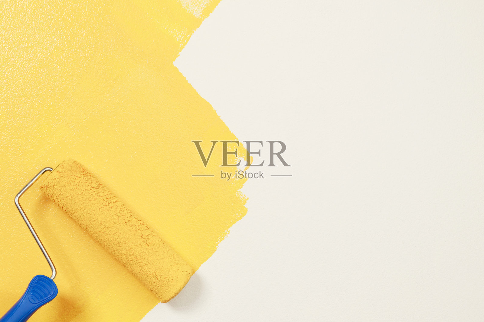 粉刷公寓，装修用黄色油漆。照片摄影图片