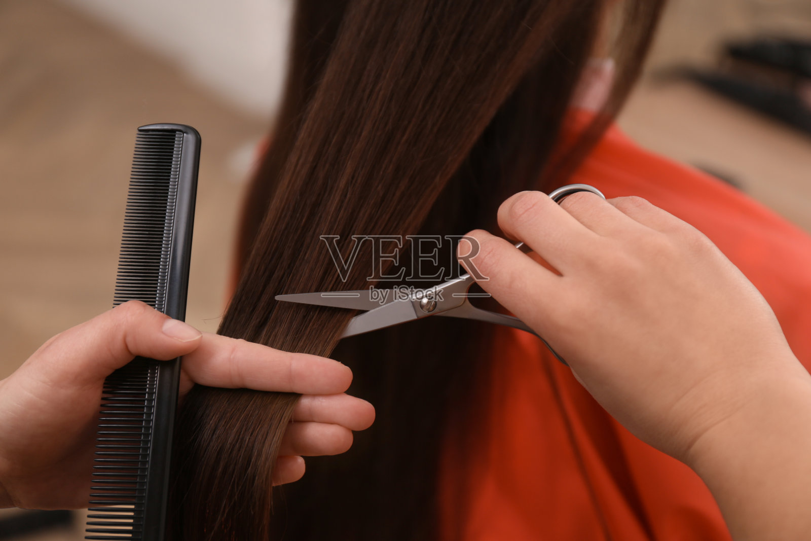 专业发型师为客户理发，特写照片摄影图片