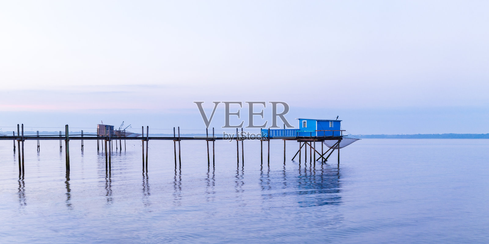 蓝色夕阳下渔民的小屋照片摄影图片