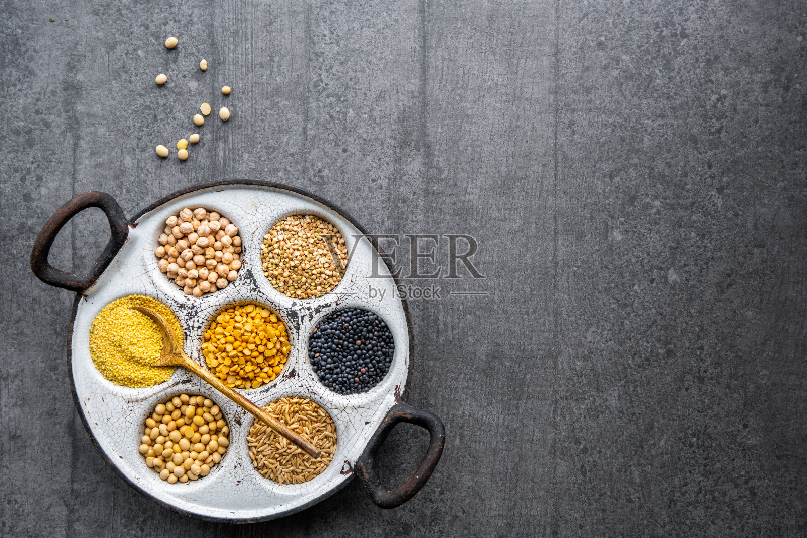 多种富含蛋白质的谷物和豆类，适合纯素食饮食。照片摄影图片