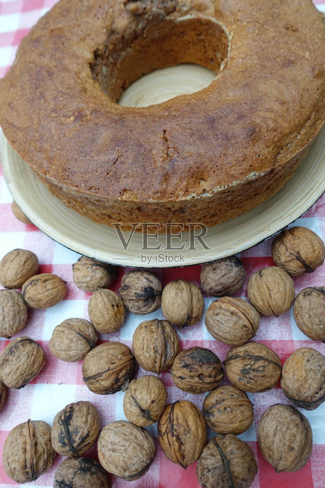 在蛋糕锅里自制坚果饼干照片摄影图片