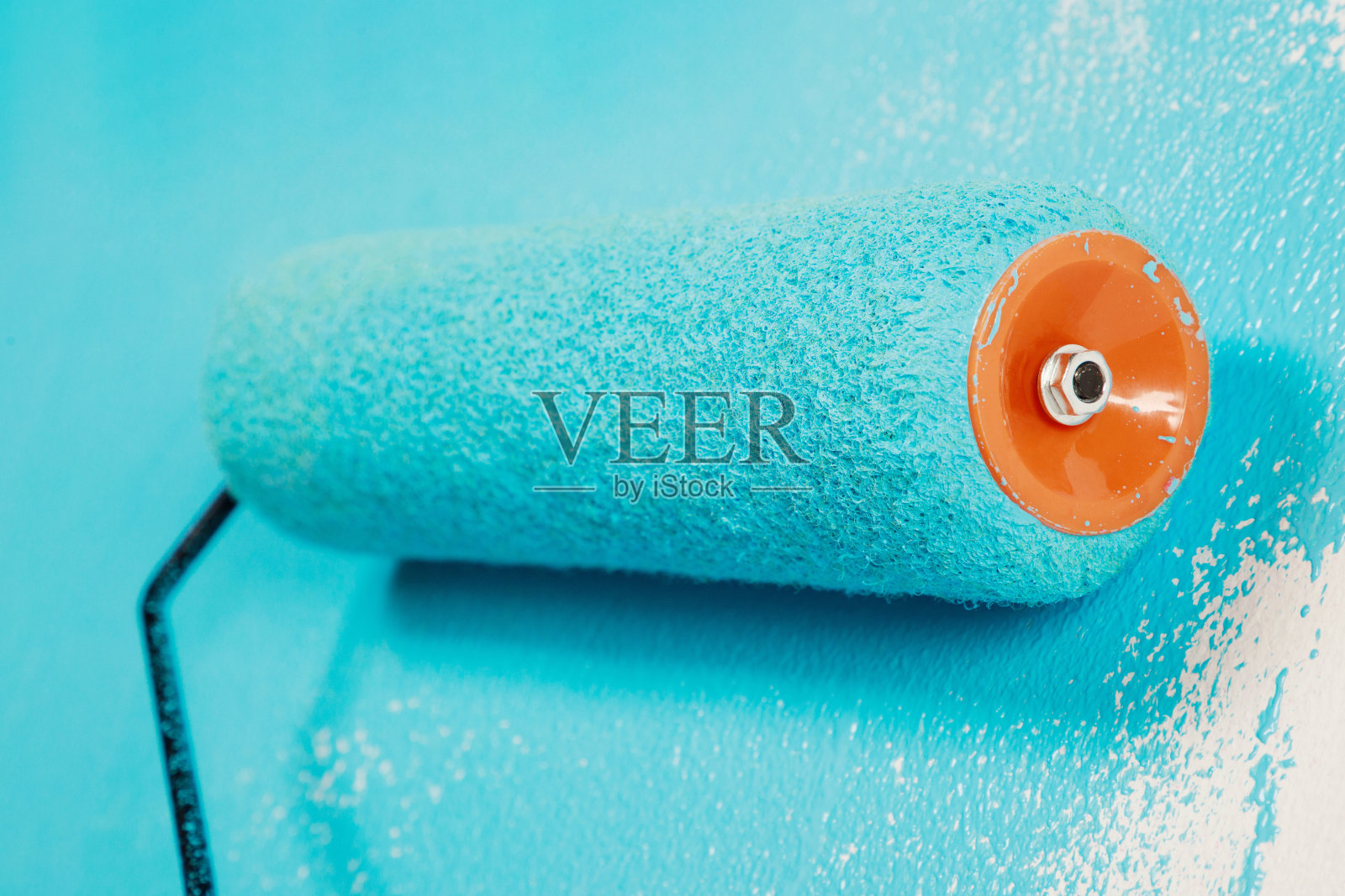 粉刷公寓，装修用蓝色油漆。照片摄影图片