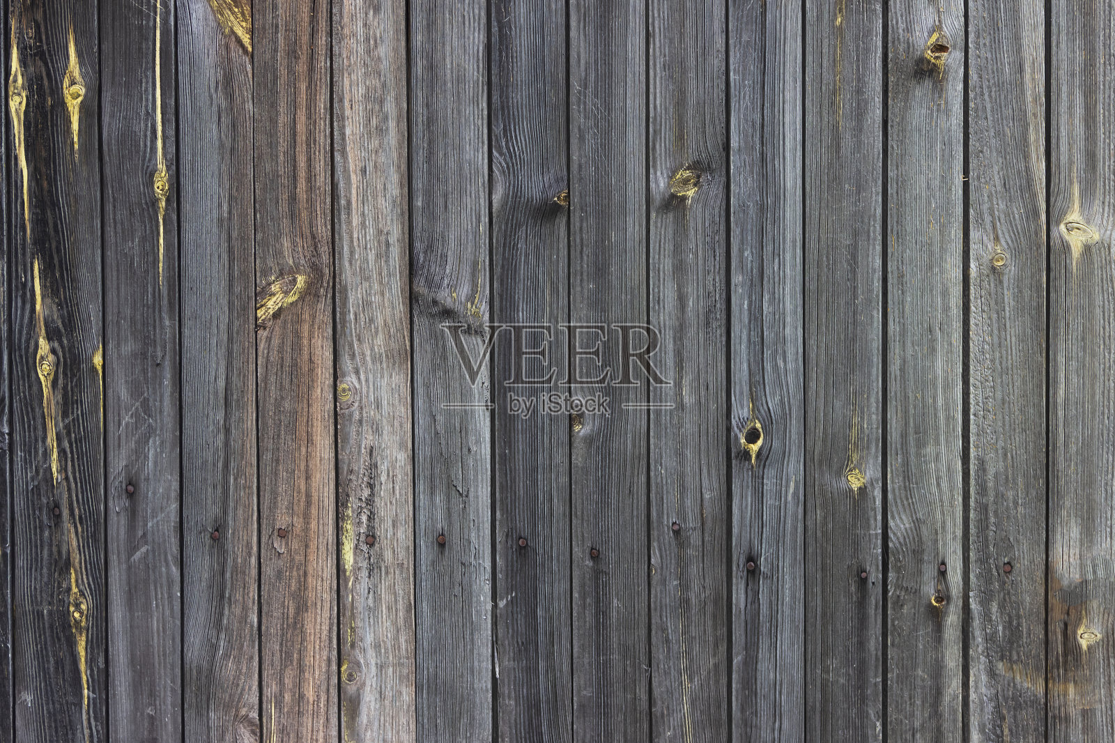 由木板制成的旧木墙的表面，由于时间和天气的影响而变暗。照片摄影图片