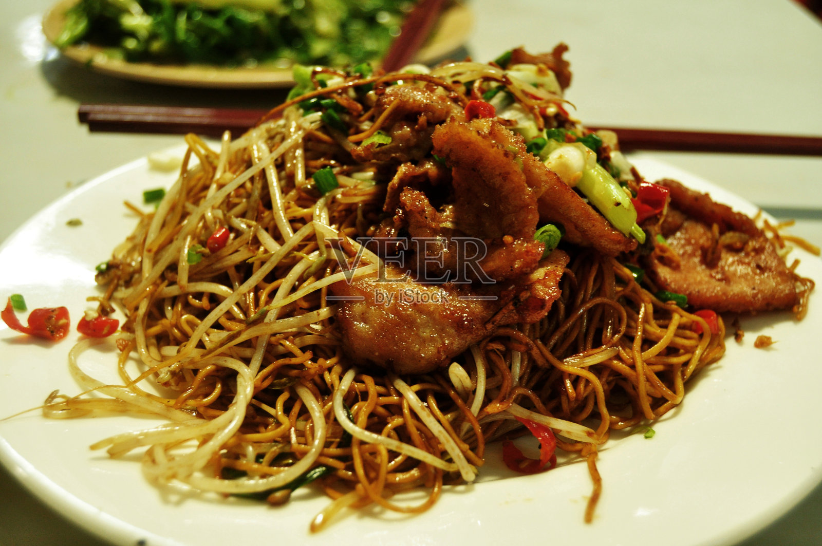 澳门当地的一种食物，蔬菜和猪肉炒面照片摄影图片