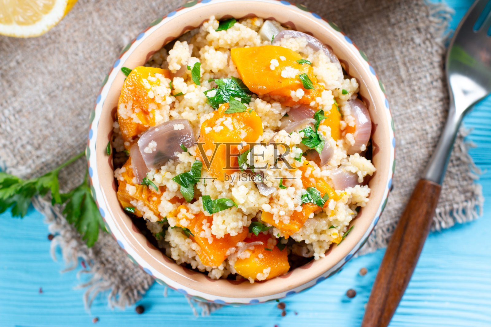 秋季蒸粗麦粉配上南瓜和蔬菜。前视图。照片摄影图片