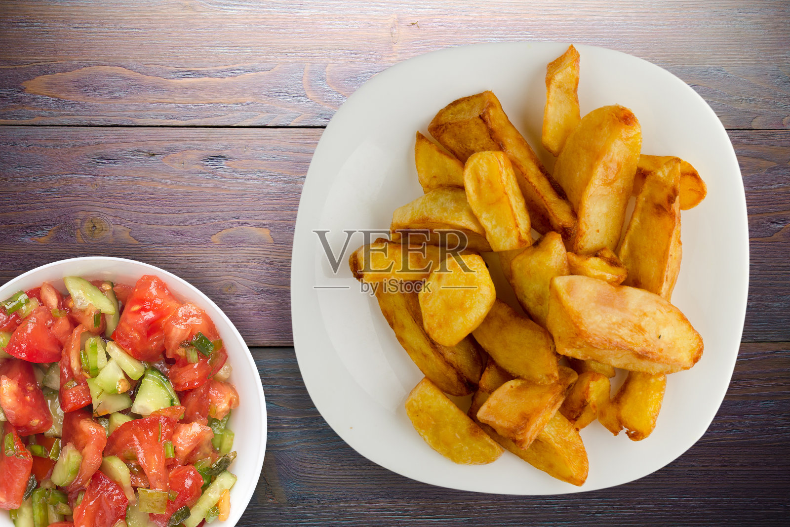 在木制背景上炸土豆照片摄影图片