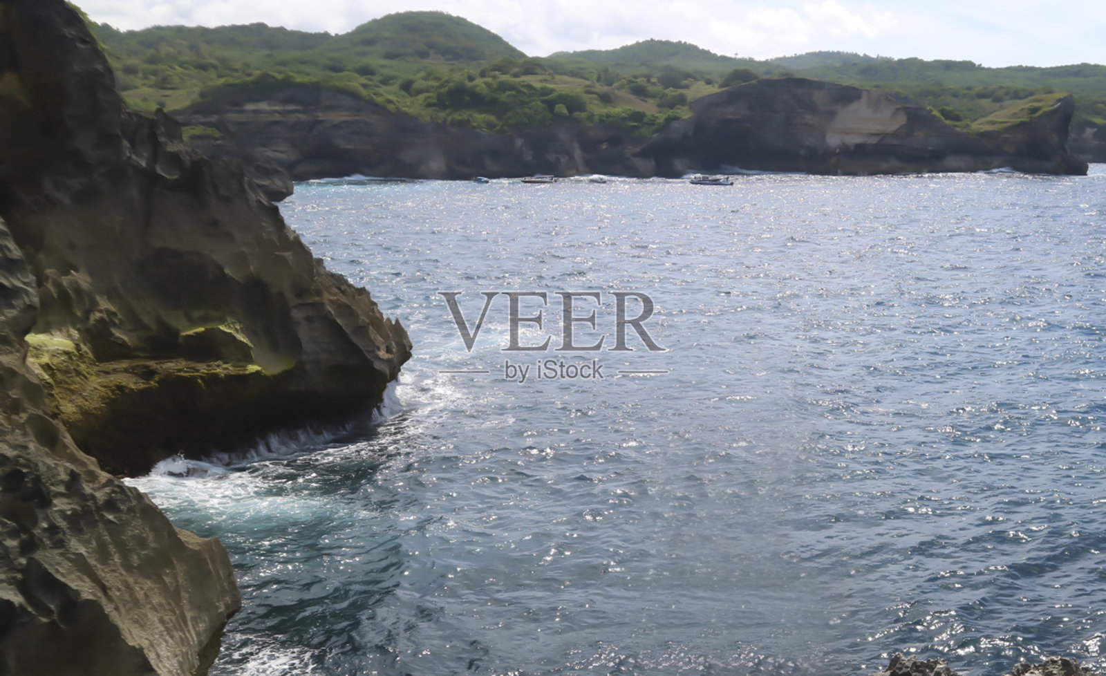 非常清澈美丽的蓝色大海，凉爽的悬崖和清澈的蓝天照片摄影图片