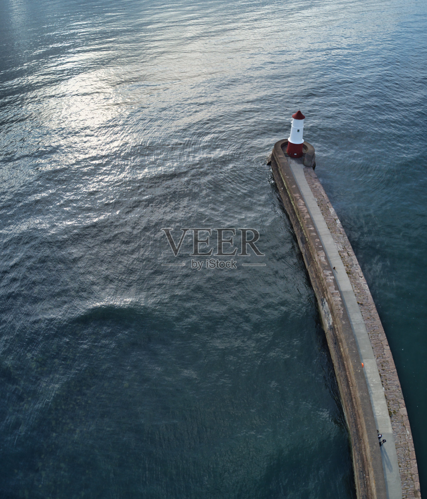 鸟瞰图上的贝里克特威德混凝土防波堤和灯塔，贝里克特威德，诺森伯兰郡，英国，英国照片摄影图片