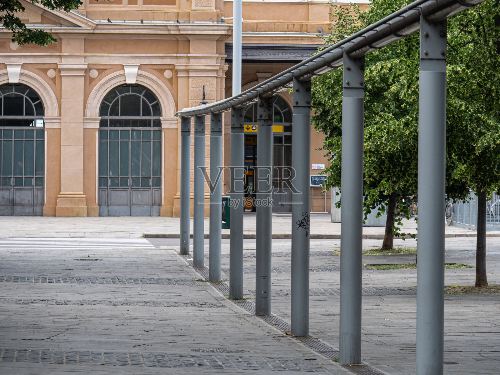 金属结构的柱与通道形成连接它们照片摄影图片