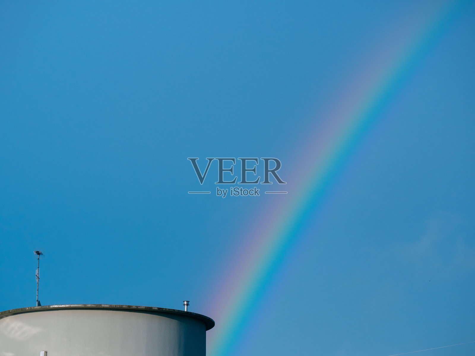 彩虹的细节，在一个建筑物的屋顶上看到照片摄影图片