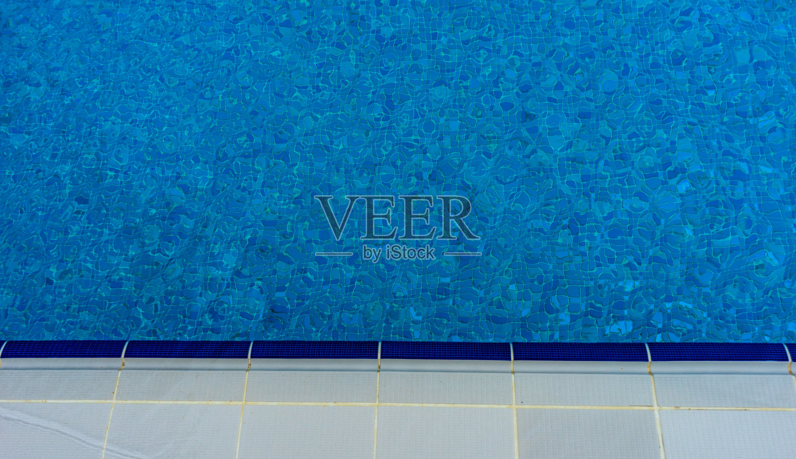 游泳池里的水是蓝色的照片摄影图片