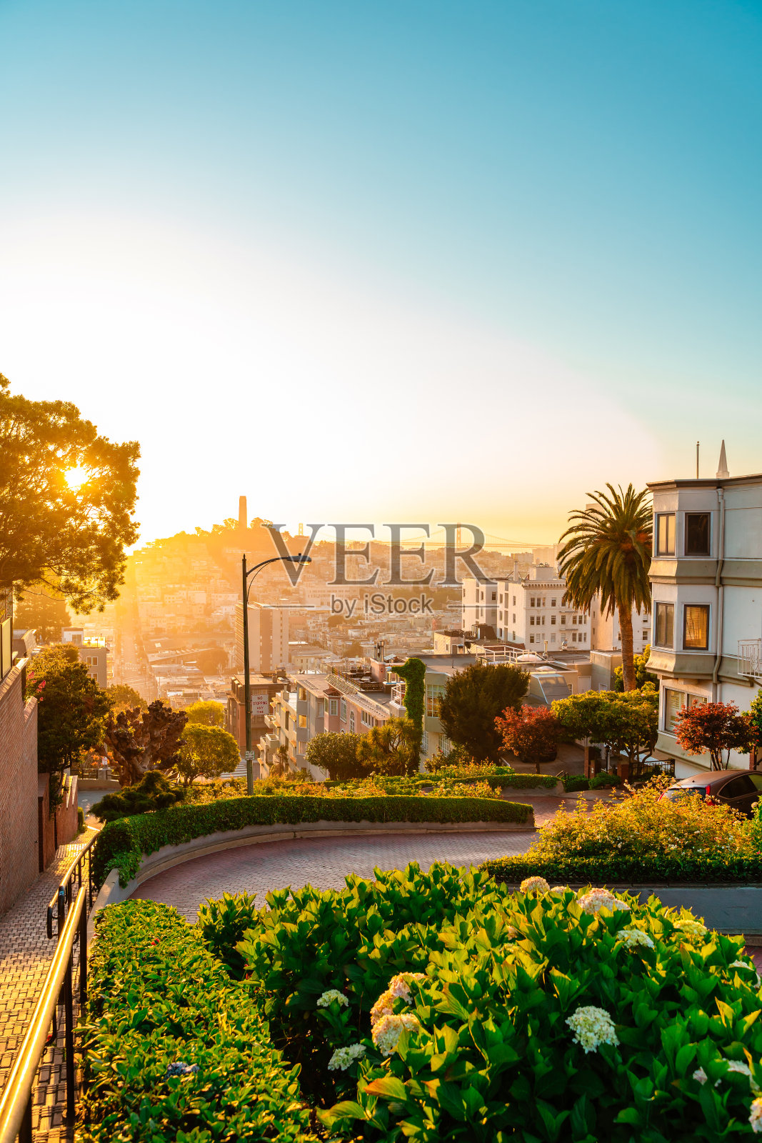 旧金山日落时美丽的朗伯德街照片摄影图片