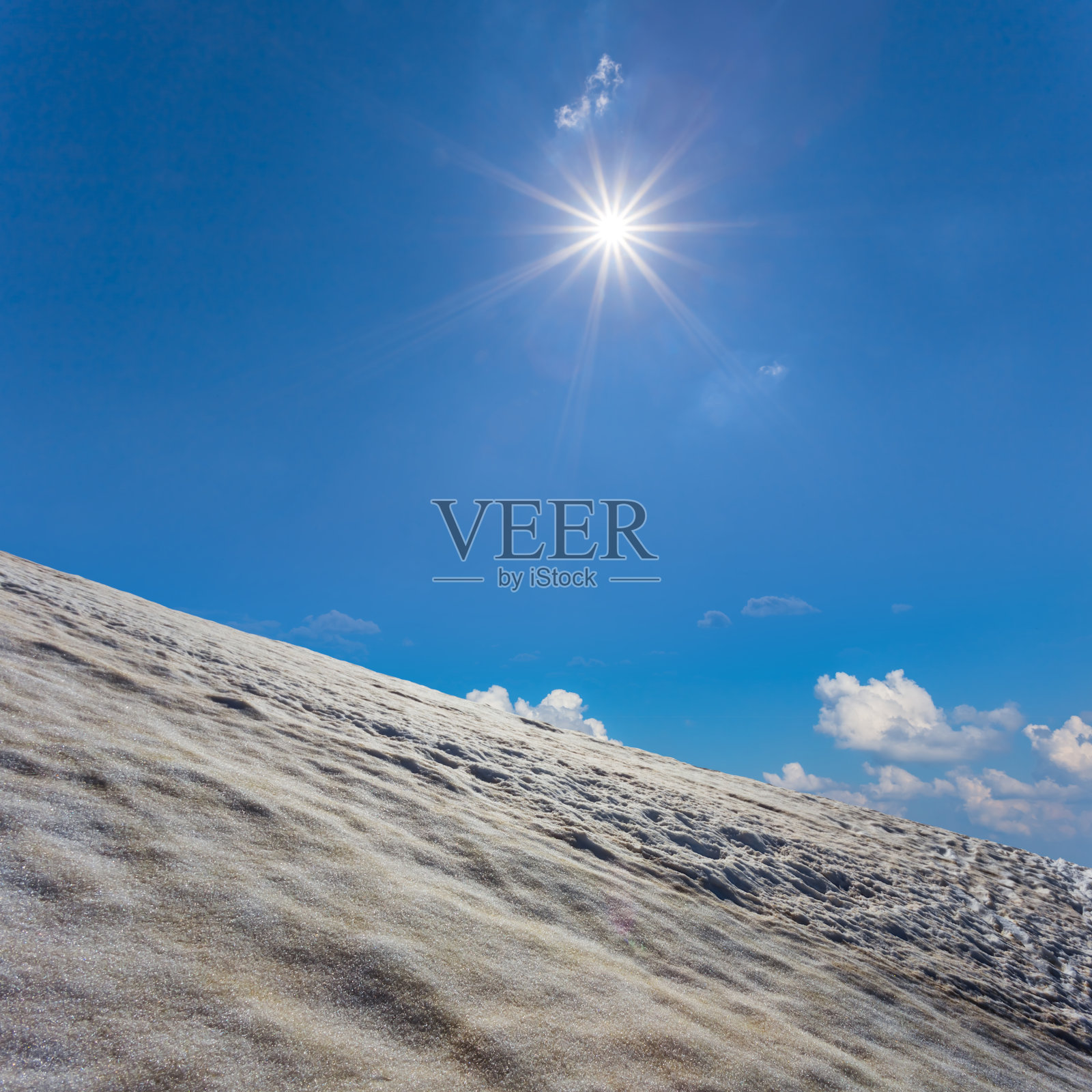 在阳光下的雪山脊照片摄影图片