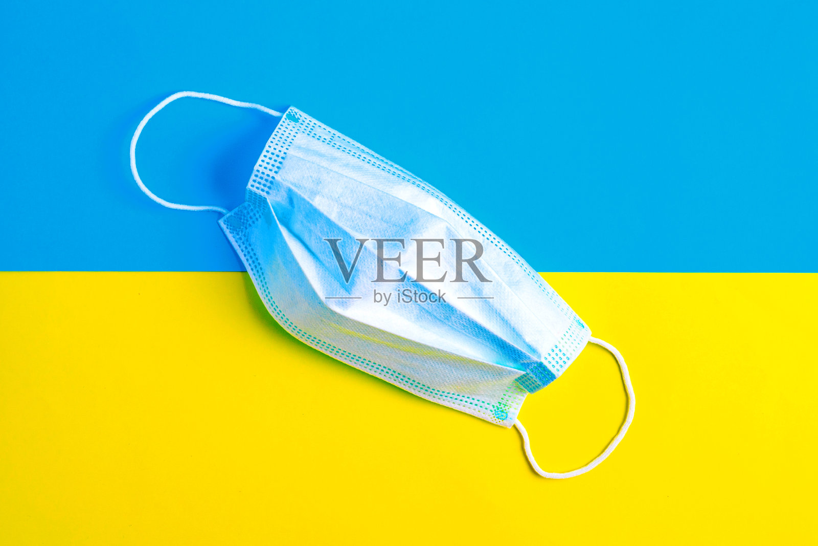 乌克兰国旗上的防护面罩。新型冠状病毒肺炎检疫措施。关闭州与州之间的边界。照片摄影图片